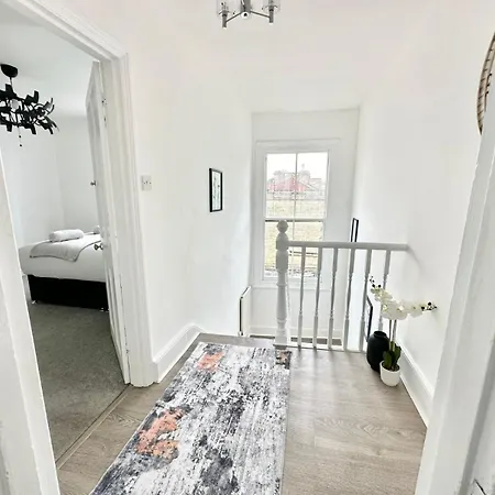 Askew Road Two Bedroom Apartment